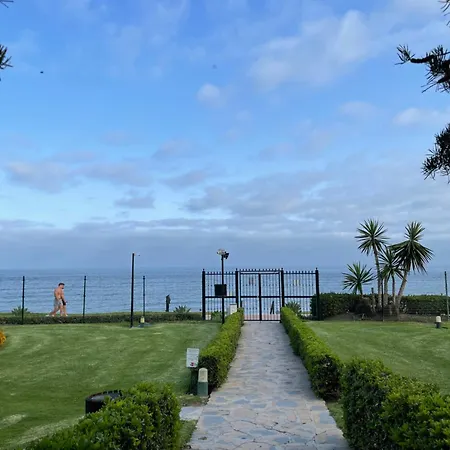 Beachfront Escape דירה *